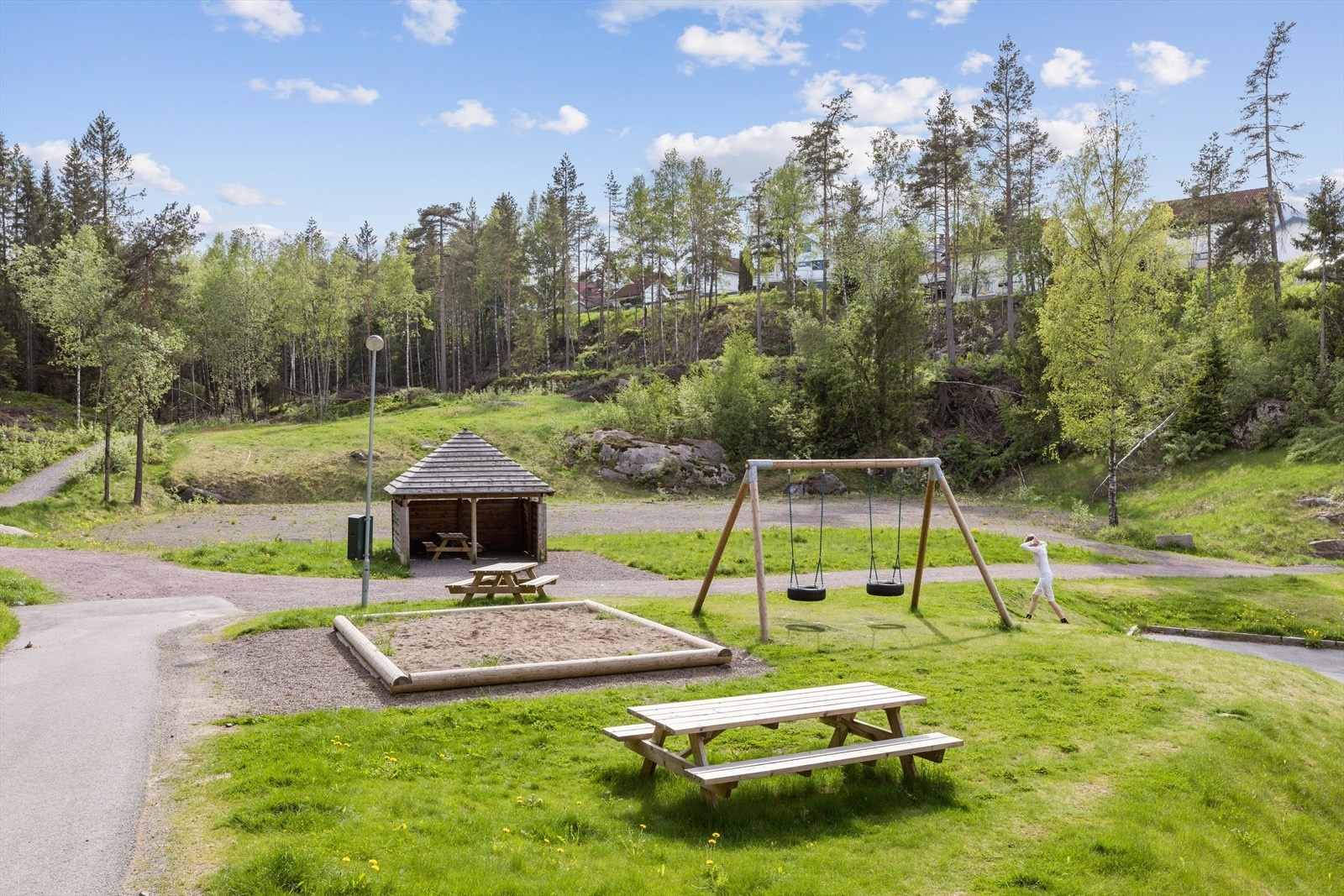 Barnevennlig med stor lekeplass i sameiet.